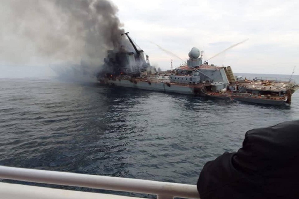 烏克蘭南部地區處於守勢防衛的烏軍採取「以陸制海」戰術，有效減輕俄軍來自海上的威脅、拒止俄軍兩棲登陸等效應。（遭擊沉的俄羅斯巡洋艦／圖片取自Sky News）