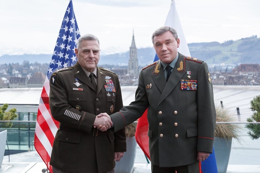 美參謀首長聯席會議主席米利（左）與俄羅斯參謀總長格拉西莫夫（右）近日通電。圖為2019年兩人在瑞士出席會議。（取自俄羅斯國防部）