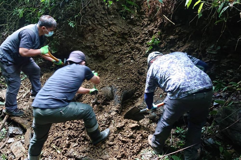 田姓、馬姓男子涉嫌殺害台灣黑熊，還將黑熊遺體掩埋企圖規避刑責。（林務局提供）