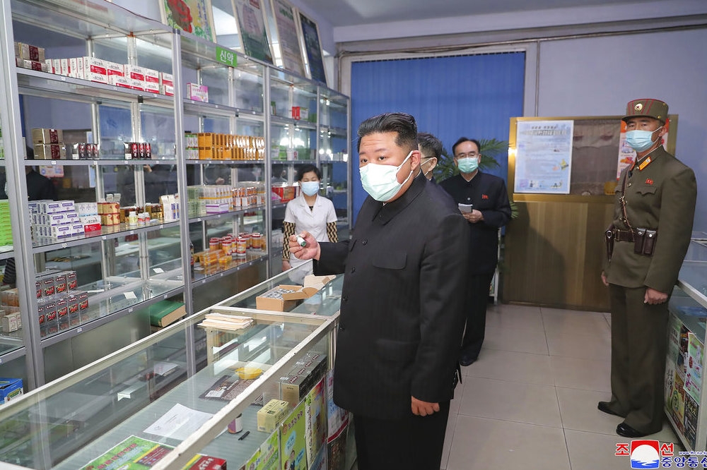 北韓領導人金正恩15日視察平壤一間藥局。（美聯社）