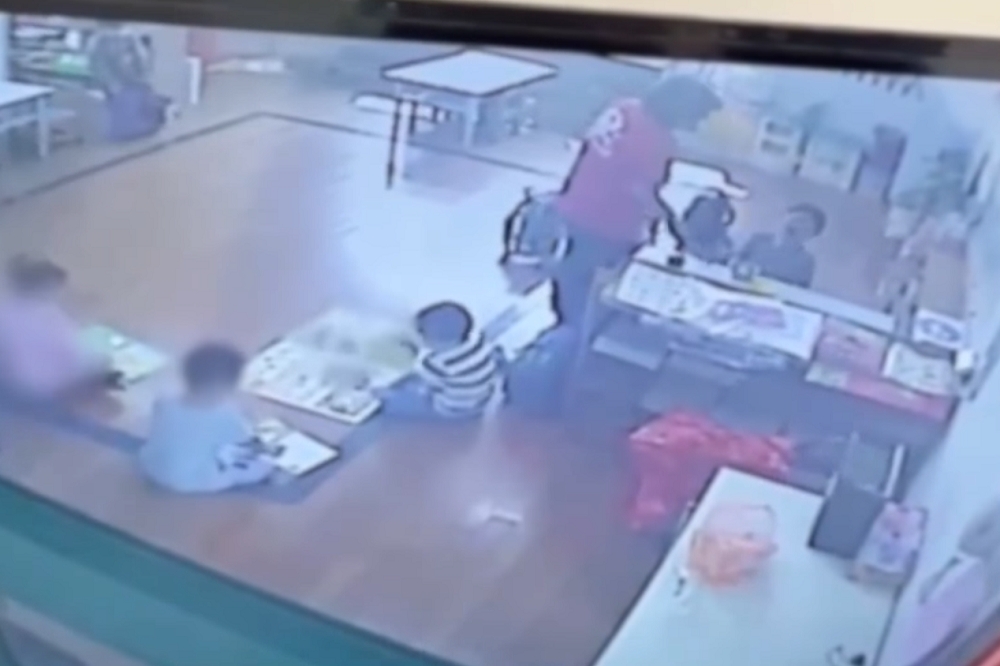 從監視器看見，右上方一名幼兒園老師老師以暴力方式對待男童。（擷取自「靠北惡質幼兒園」）