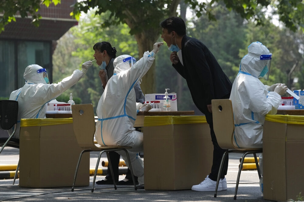 北京各社區常態新冠病毒檢測設有24小時關卡管制。（美聯社）