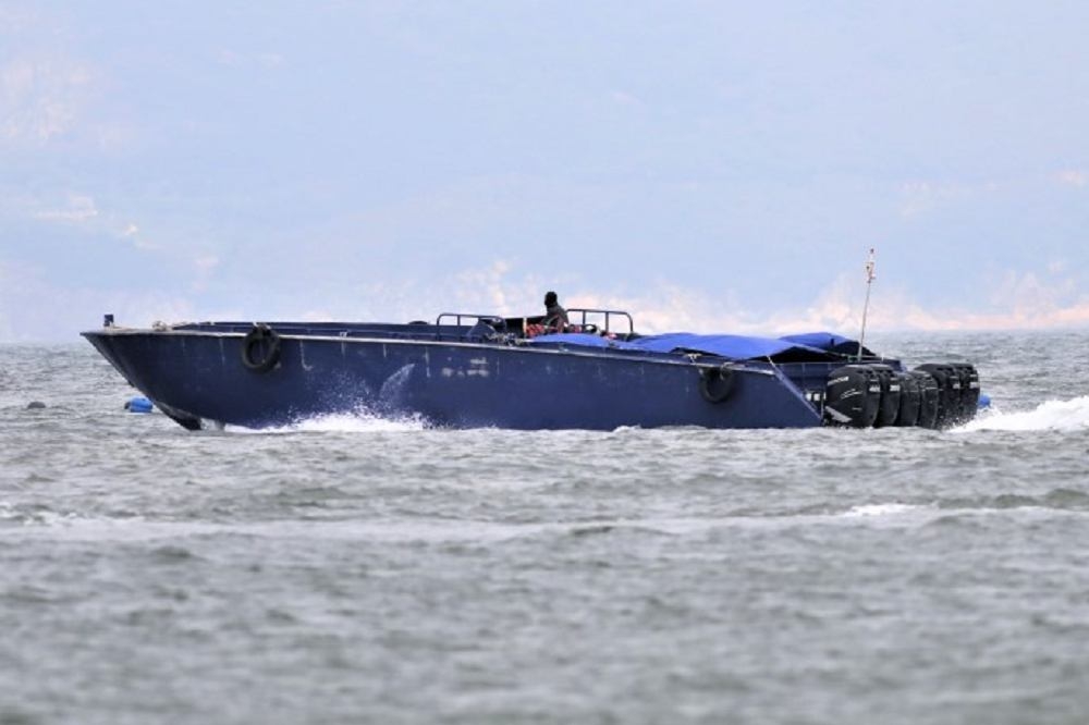 一艘外挂6部舷外机、船员戴头套的可疑船只，18日鬼祟侵入马祖海域。（取自马祖资讯网）(photo:UpMedia)