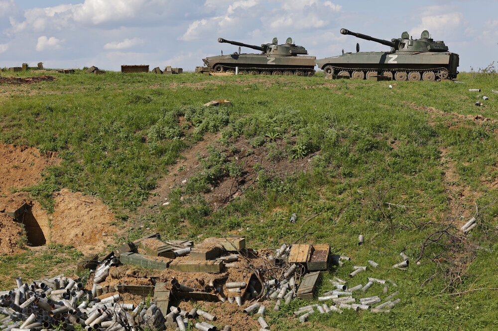 親俄的頓內次克人民共和國自走砲Gvozdika準備對烏軍進行發射。（美聯社）