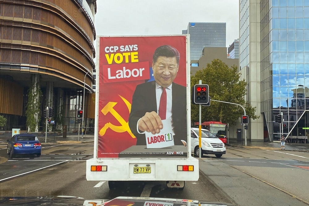 中國政策成為澳洲選民投票的重要考量，圖為澳洲保守陣營在選舉期間攻擊工黨會在中國政策上向習近平讓步。（美聯社）