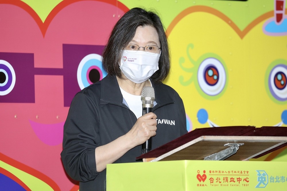 蔡英文22日出席活動表示，台灣正處於疫情關鍵時刻，呼籲國人一定要打滿三劑疫苗，提升疫苗覆蓋率。（王侑聖攝）