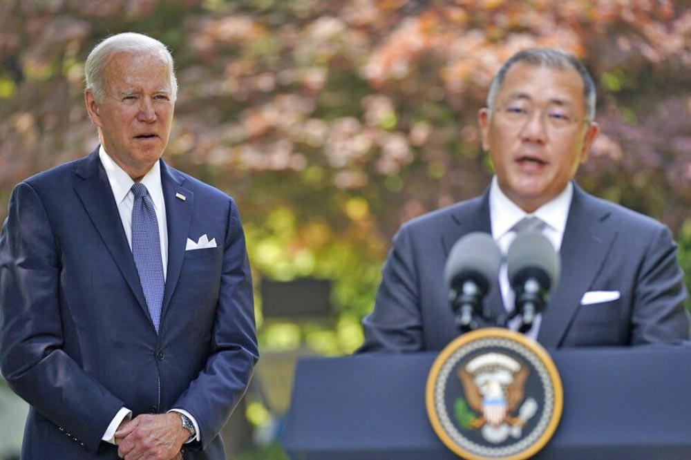 美國總統拜登在南韓訪問最後一天，和現代汽車集團董事長鄭義宣會談。鄭義宣承諾加碼投資赴美投資。（美聯社）