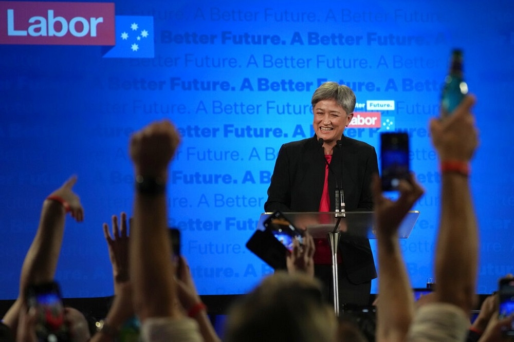 澳洲候任外長黃英賢22日在工黨宣佈勝選的活動，介紹未來總理艾班尼斯出場。（美聯社）