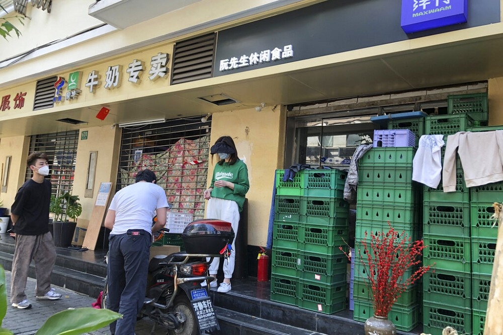 随着疫情，上海店家必须配合暂停实体营业。（美联社）(photo:UpMedia)