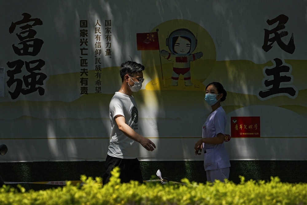 北京民眾出門接受核酸檢測。（美聯社）