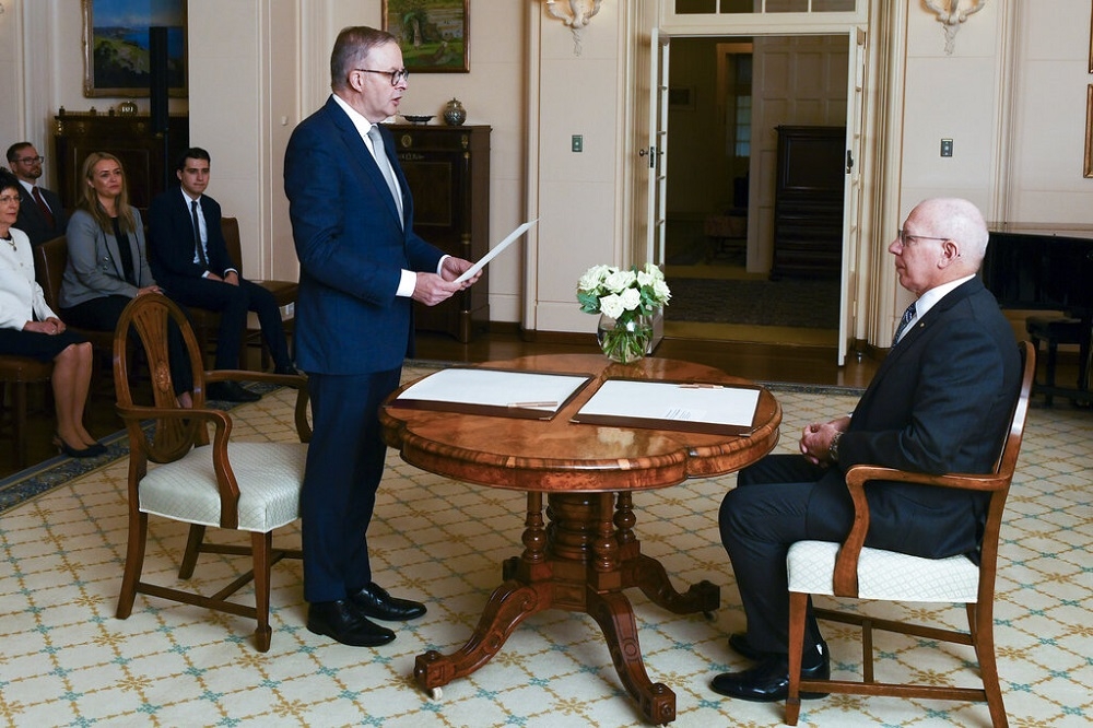 澳洲新總理艾班尼斯（左）23日宣誓就職。（美聯社）
