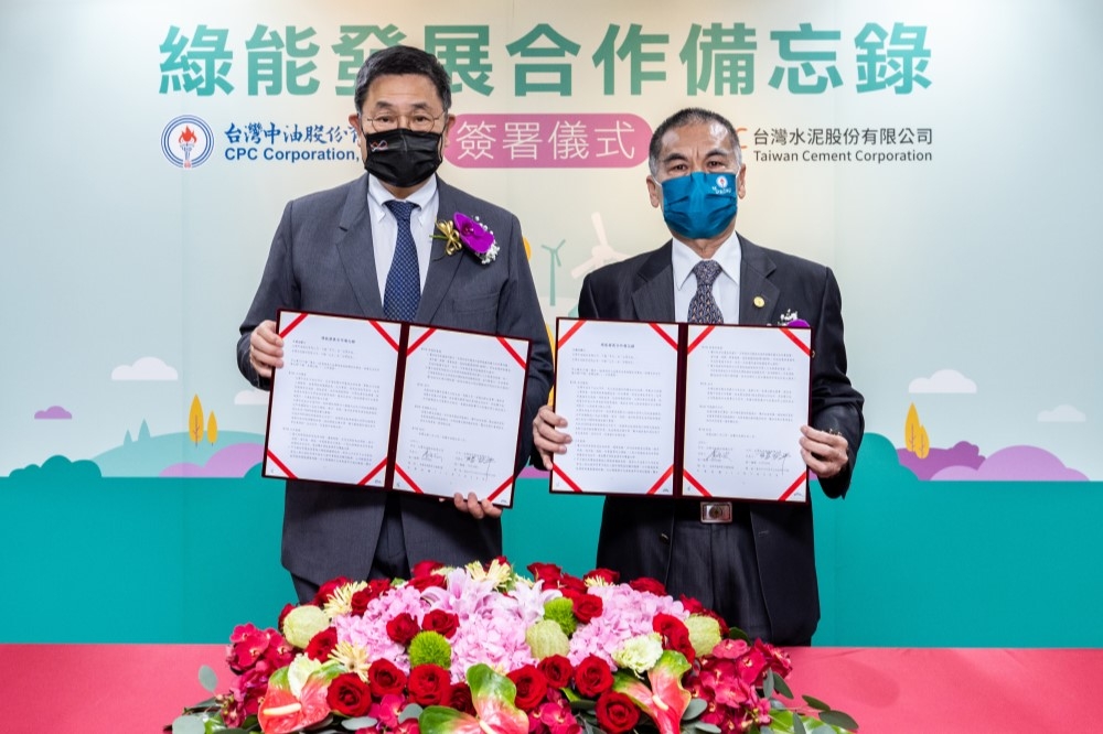 台泥企業團董事長張安平與台灣中油董事長李順欽簽署綠能發展合作備忘錄。（台泥提供）