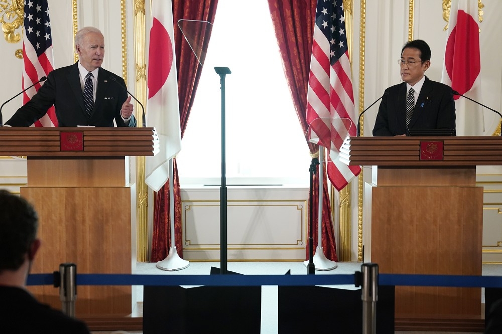 美國總統拜登（左）與日本首相岸田文雄（右）在東京舉行記者會。（美聯社）