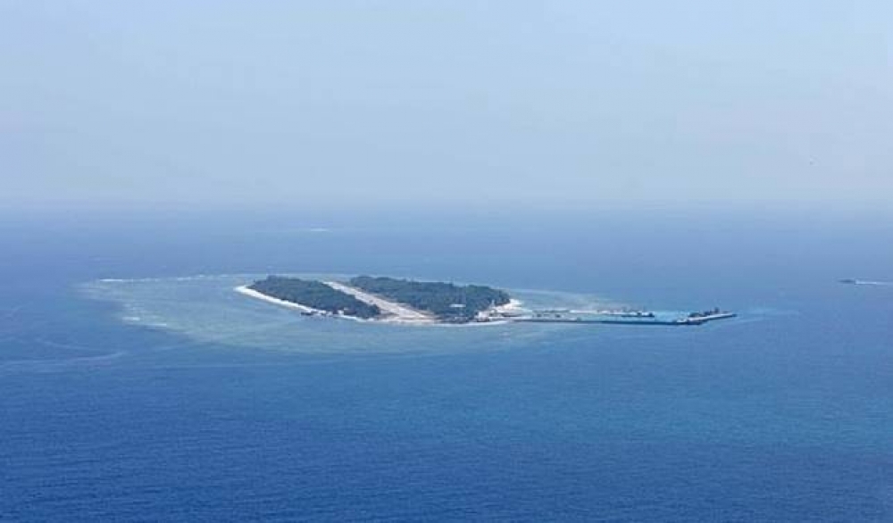 台灣的太平島面積從0.49平方公里長大到0.51平方公里，咸信是因為海巡署的擴建工程，將浚深碼頭所清出的泥沙回填至跑道頭所導致。（圖片取自海岸巡防署）