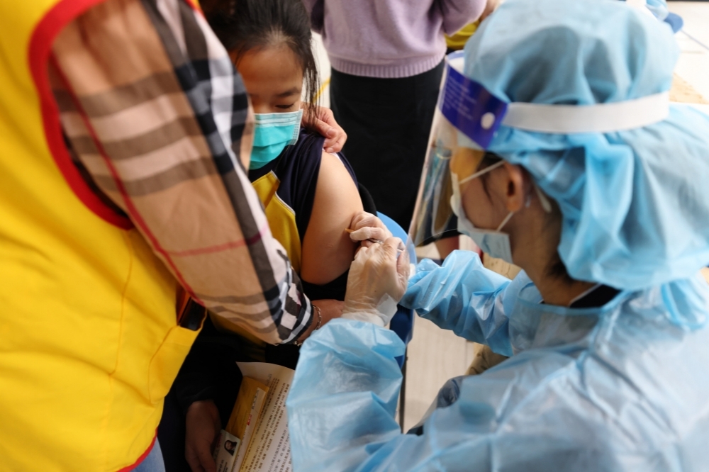 指揮中心發言人莊人祥透露，6歲以下兒童疫苗有望在7月後開打。（資料照片／陳愷巨攝）