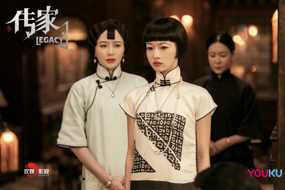 中國女星吳謹言（中）、秦嵐（左）主演民國大戲《傳家》，雖然造型講究，但誇張的髮型和眉型卻讓網友直喊出戲。（取自傳家微博）