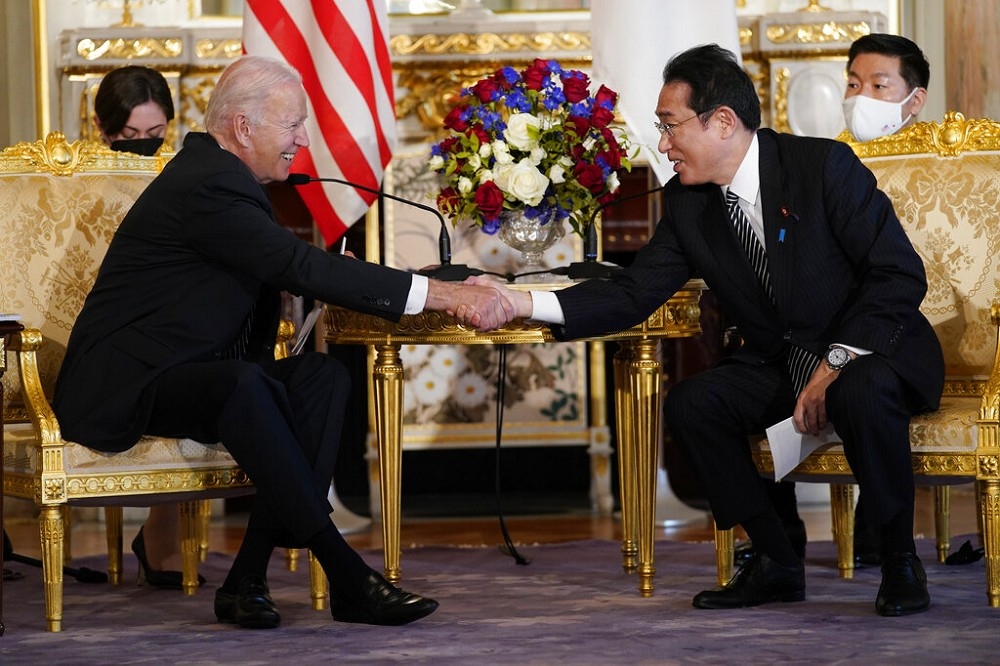 美國總統拜登訪（左）會晤日本首相岸田文雄（右）。（美聯社）