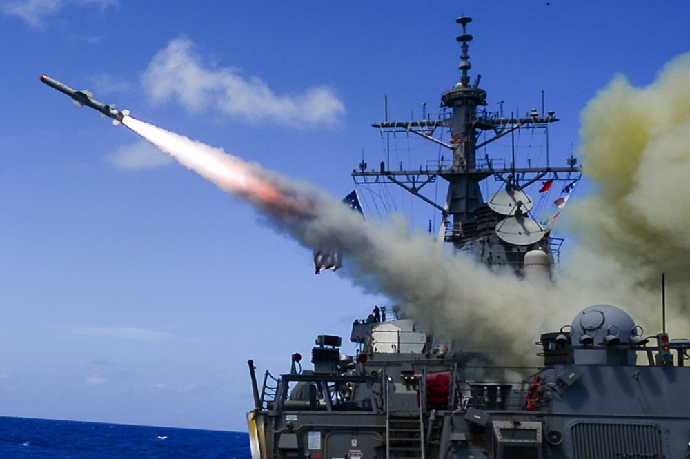 美國的「費茲傑羅號驅逐艦」2016年於演習中發射魚叉飛彈。（取自美國海軍）