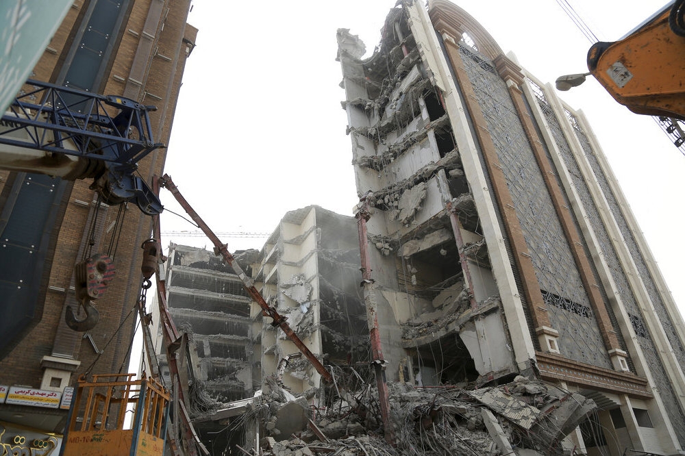 伊朗阿巴丹一座10層樓高建築發生倒塌事故。（美聯社）