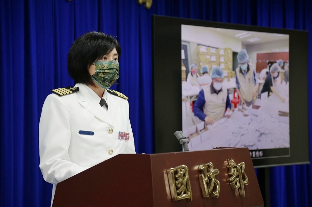 國軍疫情指揮中心主任陳怡蓉上校24日說明最新防疫措施。（國防部提供）