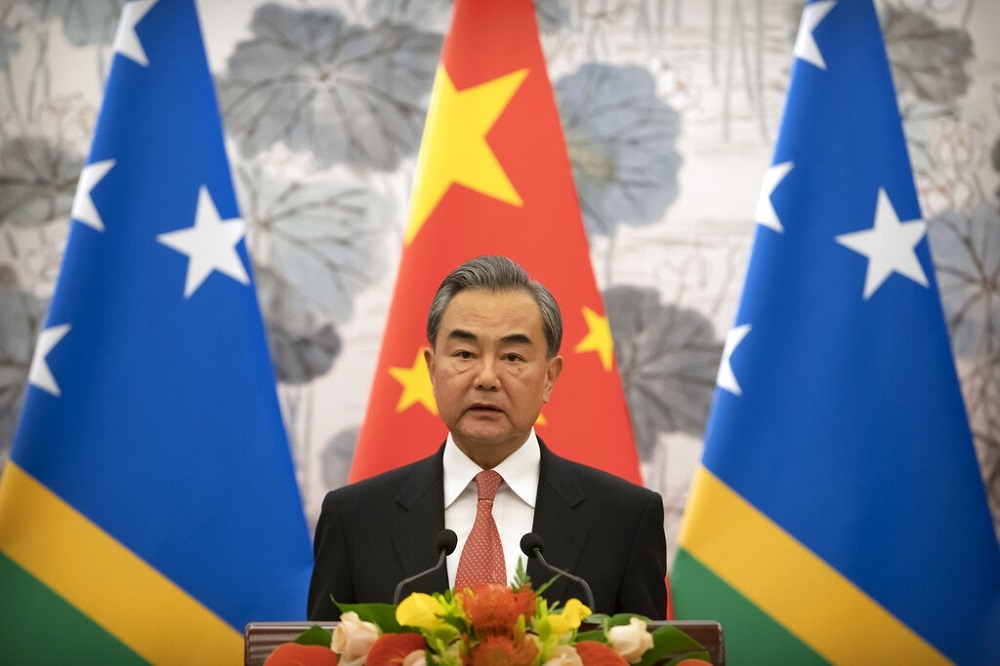 中國外長王毅2019年9月21日於北京出席跟索羅門群島的建交儀式。（美聯社）