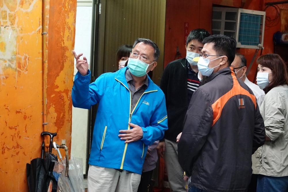 台北市副市長蔡炳坤（藍衣）今快篩檢測結果呈陽性，目前正等待PCR結果。（資料照片／王侑聖攝）