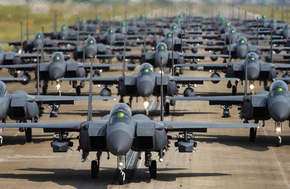南韓軍方集結30多架F-15K戰機上演大象漫步。（美聯社）