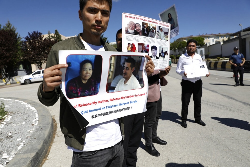 土耳其的維吾爾人24日在安卡拉的中國大使館附近抗議，要求中國政府釋放其親屬。（美聯社）
