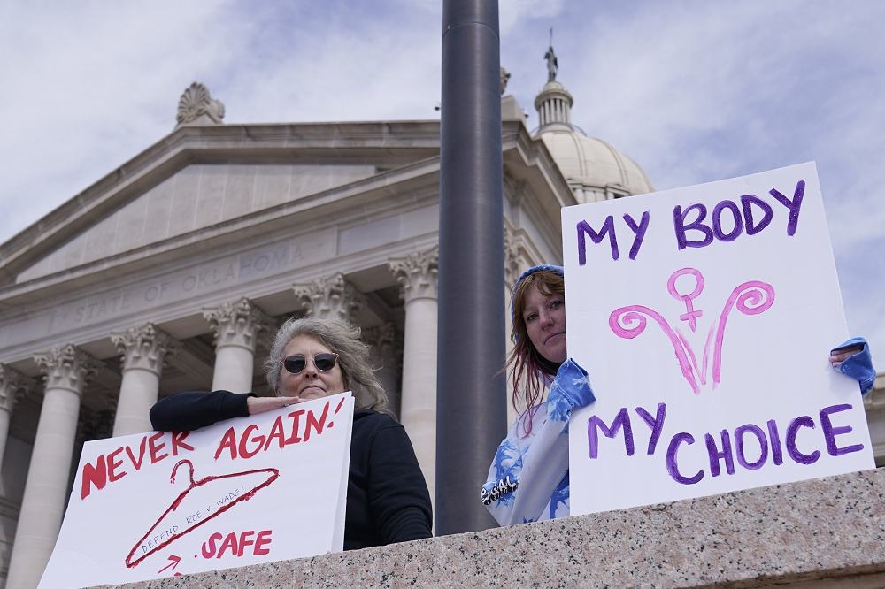 奧克拉荷馬州州長簽署全美最嚴格墮胎法案，擁護墮胎權民眾揚言將反對到底。（美聯社）