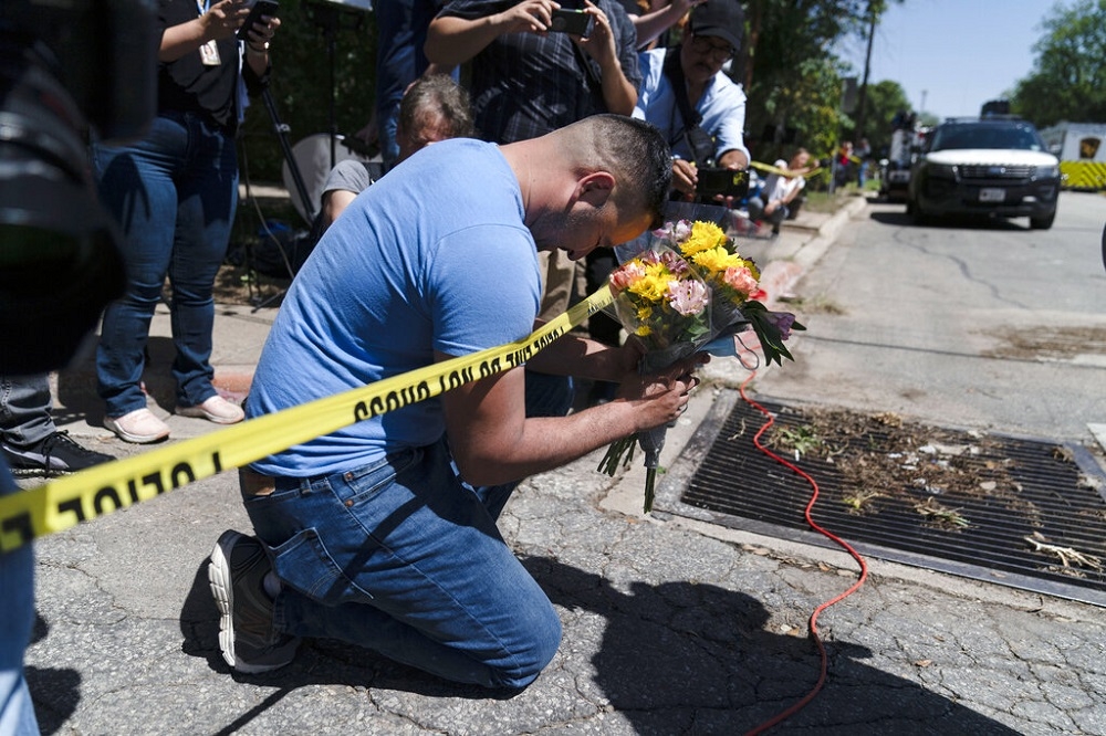 德州民众哀悼枪击案中丧命的孩童。（美联社）(photo:UpMedia)
