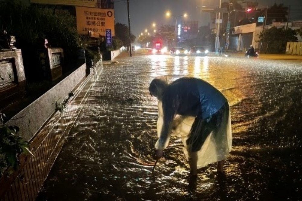 台中昨天（26日）晚上下起強降雨，多處道路淹水，水利局接獲通報派員處置。（台中市政府提供）