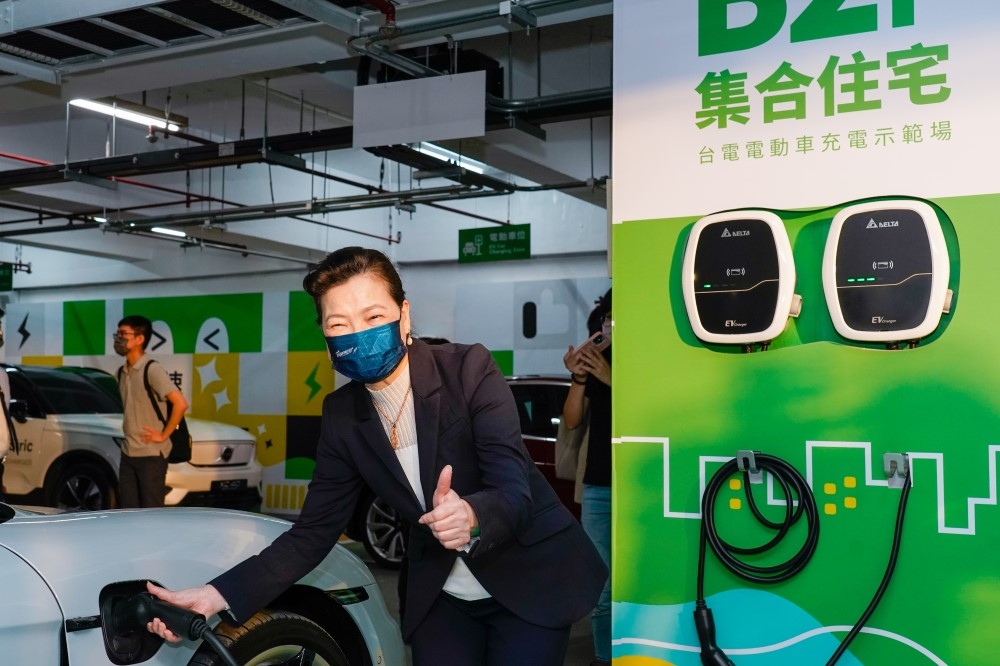經濟部長王美花為電動車充入第一度電。（台電提供）
