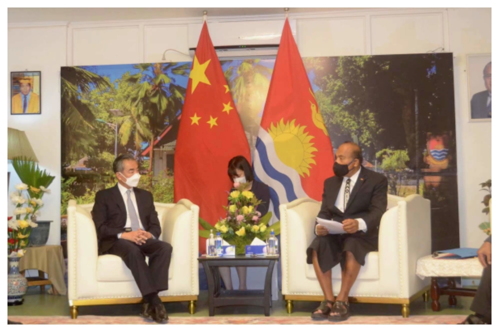 王毅27日與吉里巴斯總統馬茂會晤。（取自中國外交部官網）