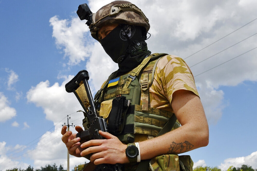 在頓涅茨克地區保衛當地村莊的烏克蘭軍人。（美聯社）