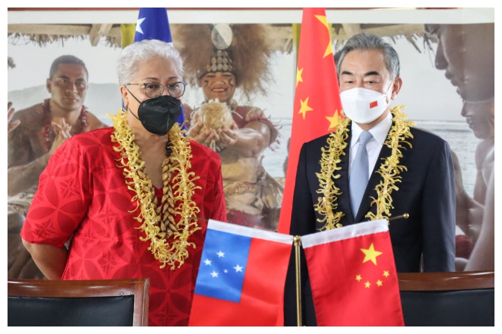 王毅28日與薩摩亞總理馬塔阿法會晤。（取自薩摩亞政府臉書）