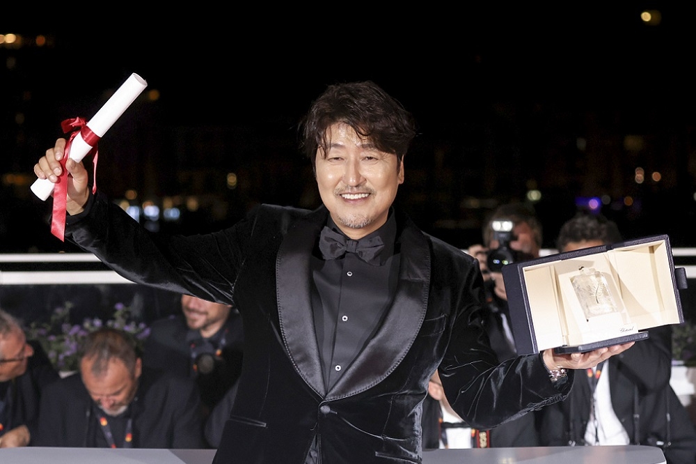 韓國「國民影帝」宋康昊以日本導演是枝裕和執導的首部韓國電影《嬰兒轉運站》，成為今年坎城影帝。（美聯社）