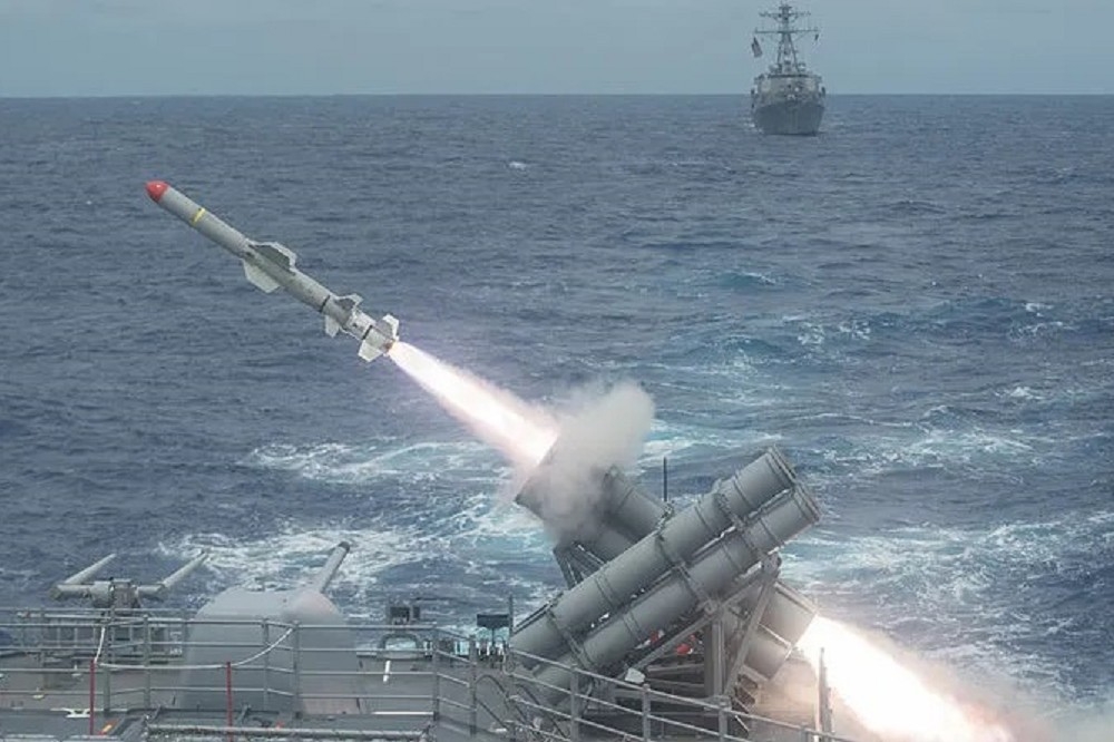 美国海军实弹演习，自夏洛号巡洋舰发射鱼叉飞弹。（取自网路）(photo:UpMedia)