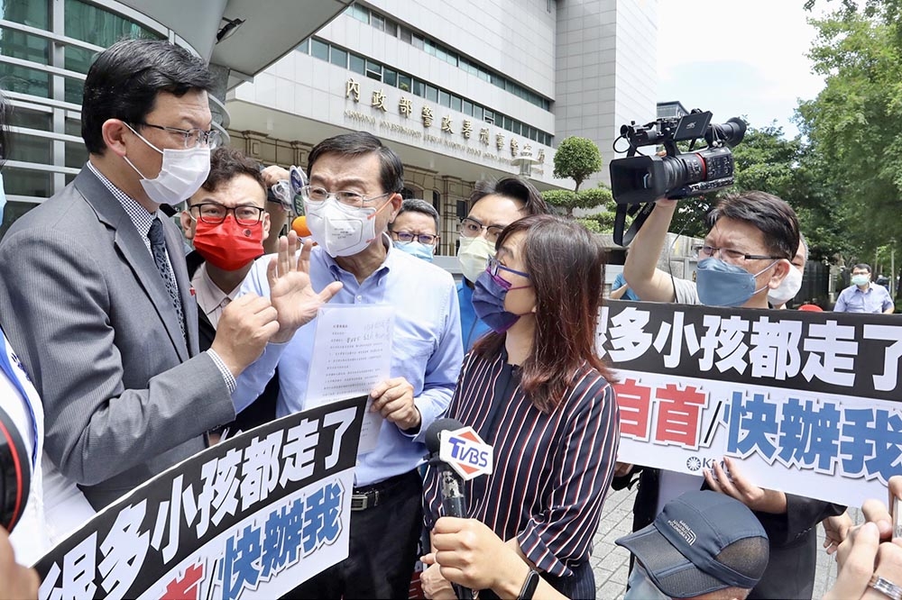 國民黨6名立委29日前往刑事警察局「自首」散布假消息。（王侑聖攝）