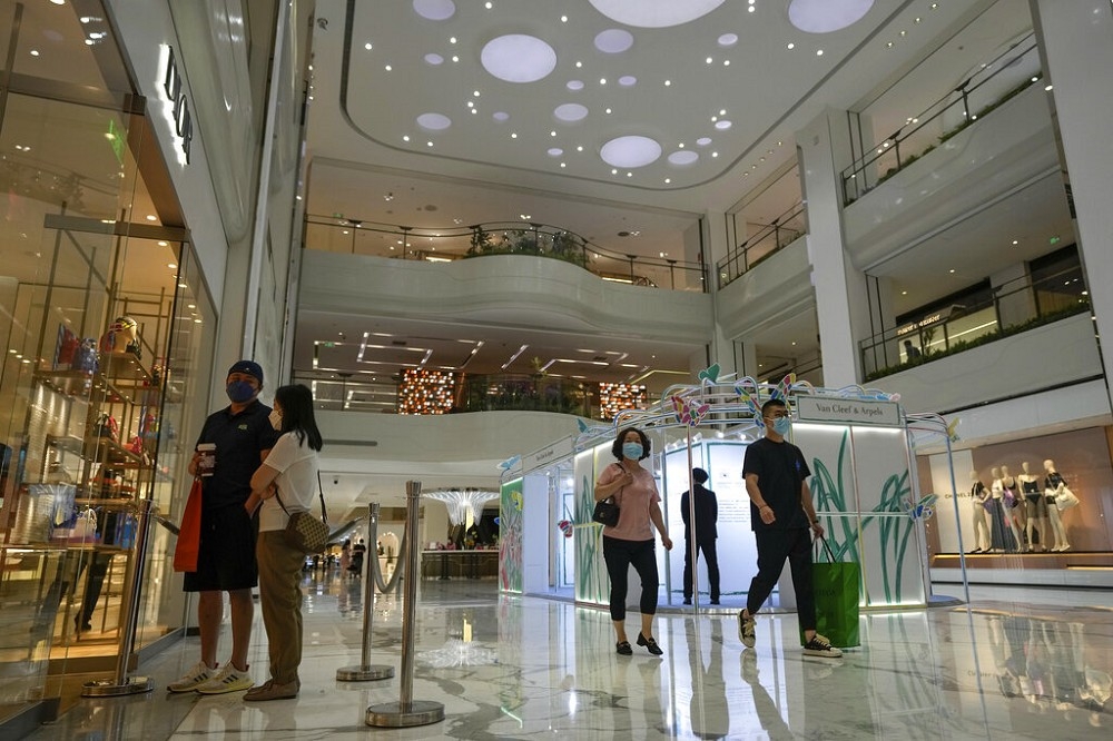 北京民众29日戴口罩逛重新开放的商场。（美联社）(photo:UpMedia)