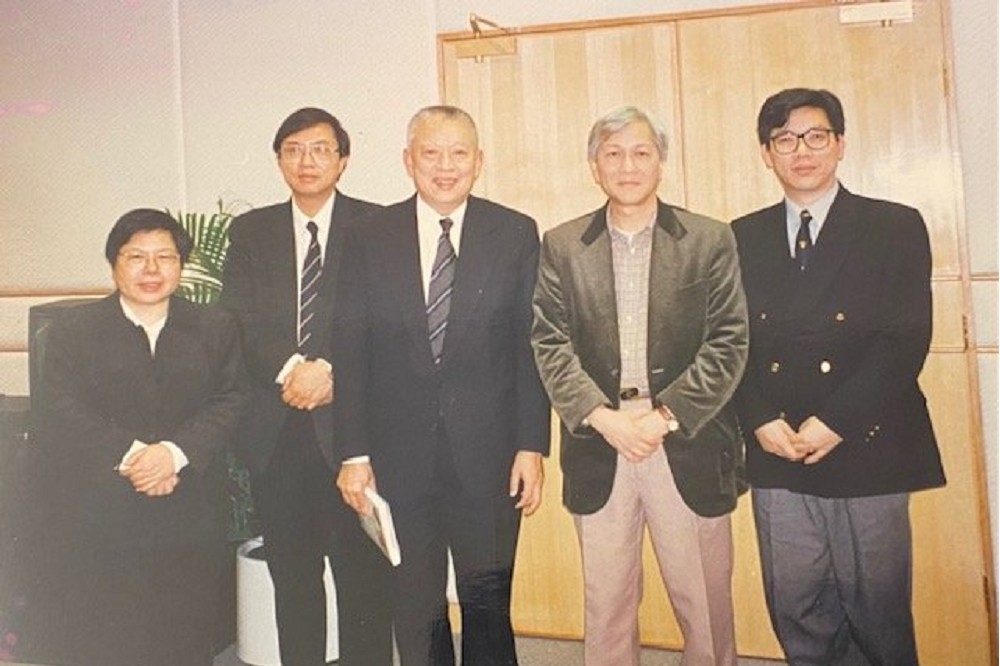 1997年董建華（圖中）在候任特首期間，曾經邀作者（右二）及幾位學者談話。（圖片由作者提供）