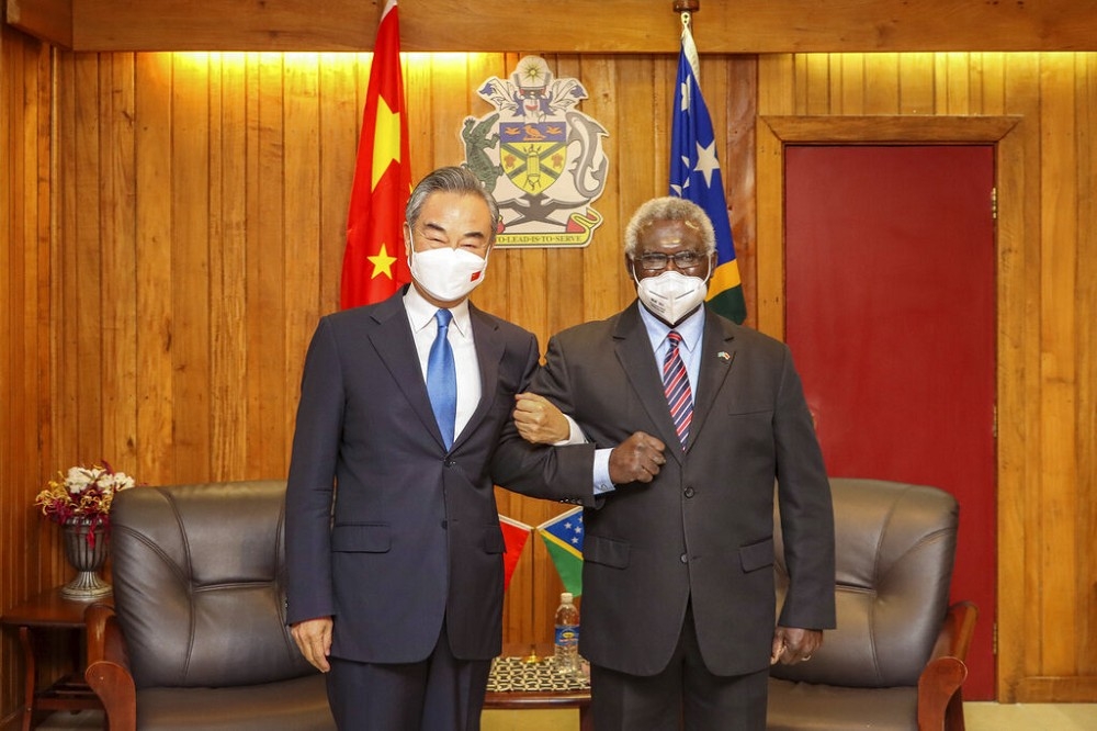 中國外長王毅現正訪問太平洋區域，圖是王毅和索羅門群島總理蘇嘉瓦瑞問候。（美聯社）