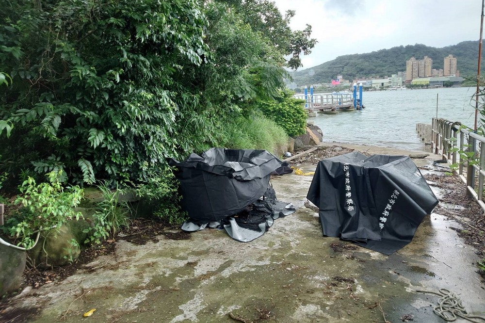 關渡橋下31日早上相繼出現兩具浮屍，警方初步勘查兩人為一男一女，年齡大約40到50歲，身分還在查驗中。（翻攝畫面）