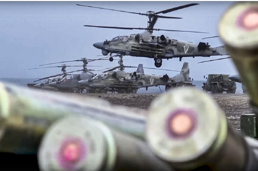 俄羅斯國防部25日釋出照片顯示，一架Ka-52攻擊直升機在烏克蘭境內執行任務。（美聯社）