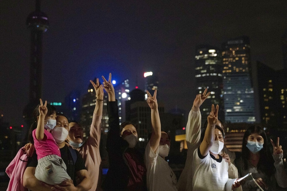 上海迎来解封之日，民众上街庆祝。（美联社）(photo:UpMedia)