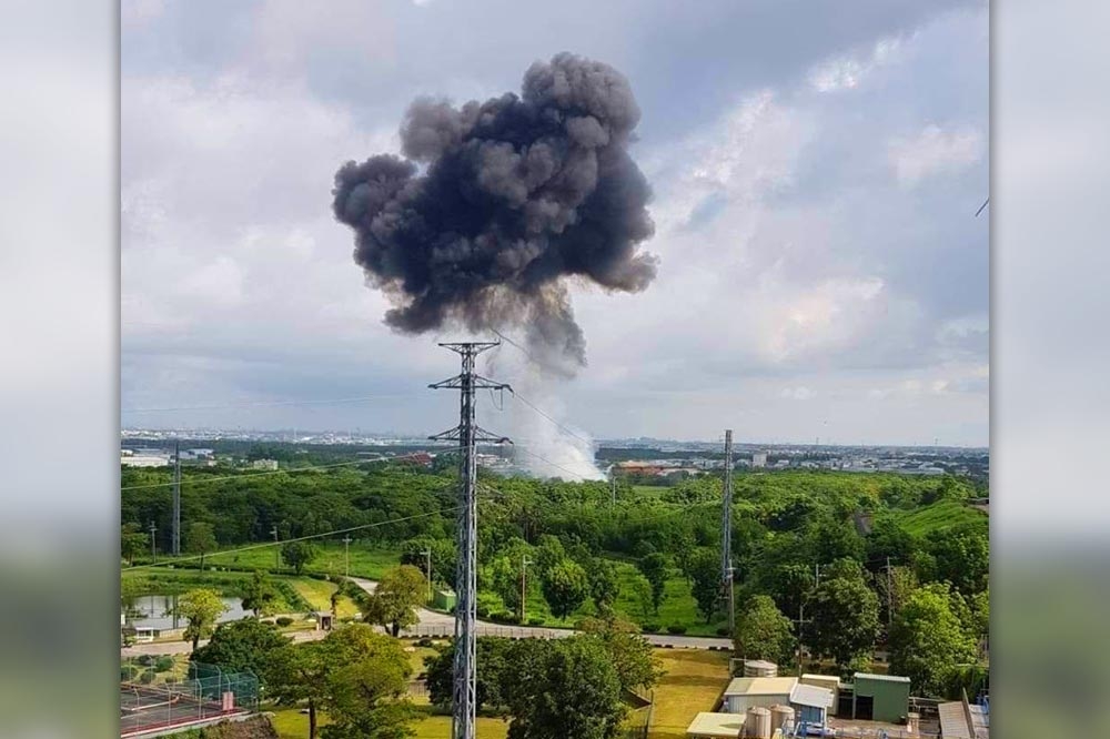 目擊者說，徐大鈞駕駛的AT-3教練機墜地後，空中冒出巨大黑煙火球。（翻攝畫面）