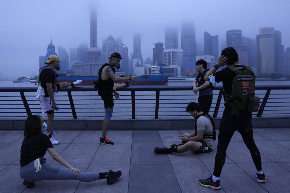 上海人别忙着去载歌载舞，欢天喜地。有些东西本来就是你的，现在还给你，真的没什么值得欢喜的。不要把一个活生生的悲剧，变成了欺骗自己也欺骗他人的闹剧。（美联社）(photo:UpMedia)