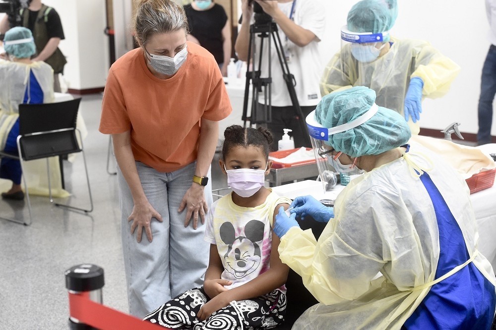 台大兒童醫院院長黃立民指出，台灣疫情不會那麼快結束，變種病毒株在國外已出現。圖為兒童接種疫苗。（張哲偉攝）