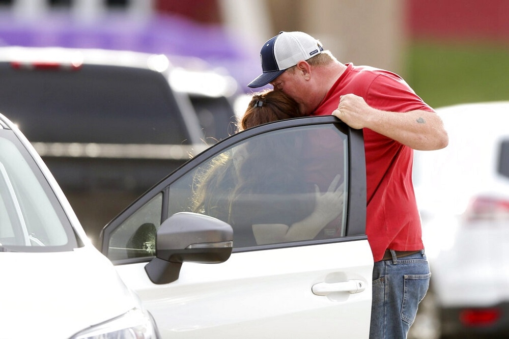 奧克拉荷馬州杜爾沙爆發槍擊，家屬在附近學校相聚，彼此擁抱。（美聯社）