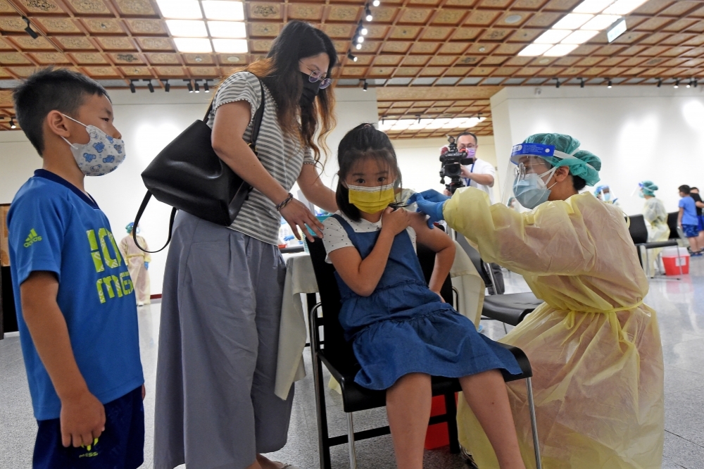 六都兒童疫苗7大接種站昨天（1日）開設，累計已有9203名兒童施打。（張哲偉攝）