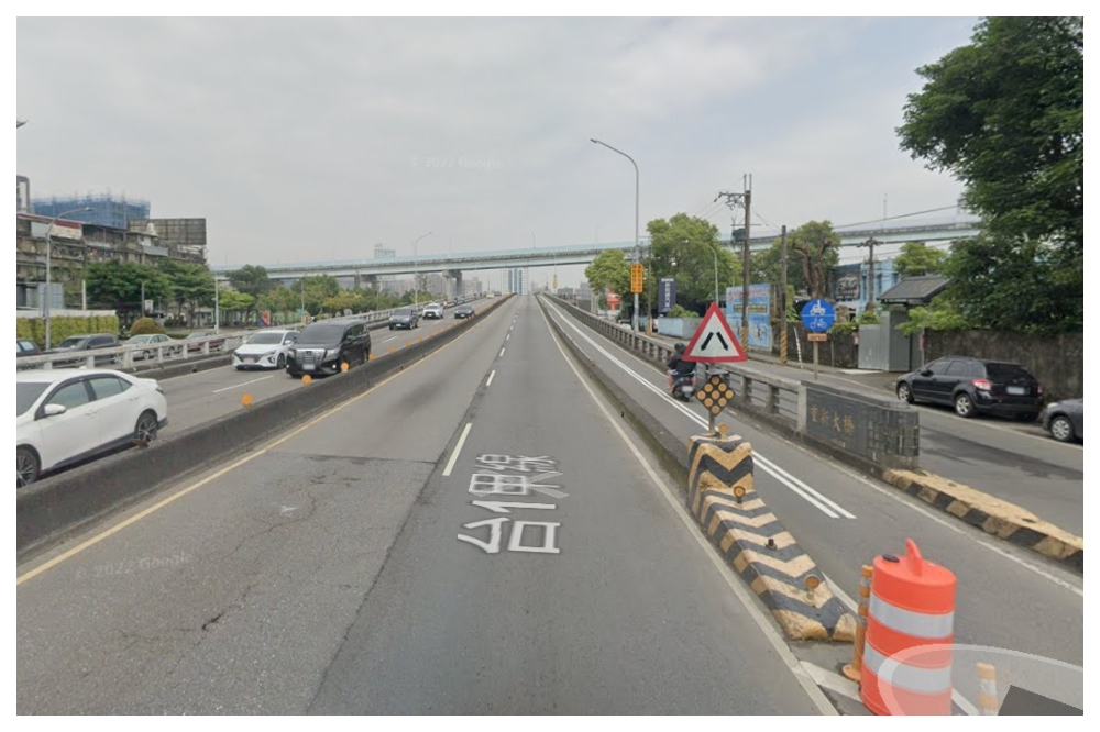 新北市6月5日起，將在三重區重新橋機車道，試辦全國首次機車道區間測速。（擷自 Google Maps）